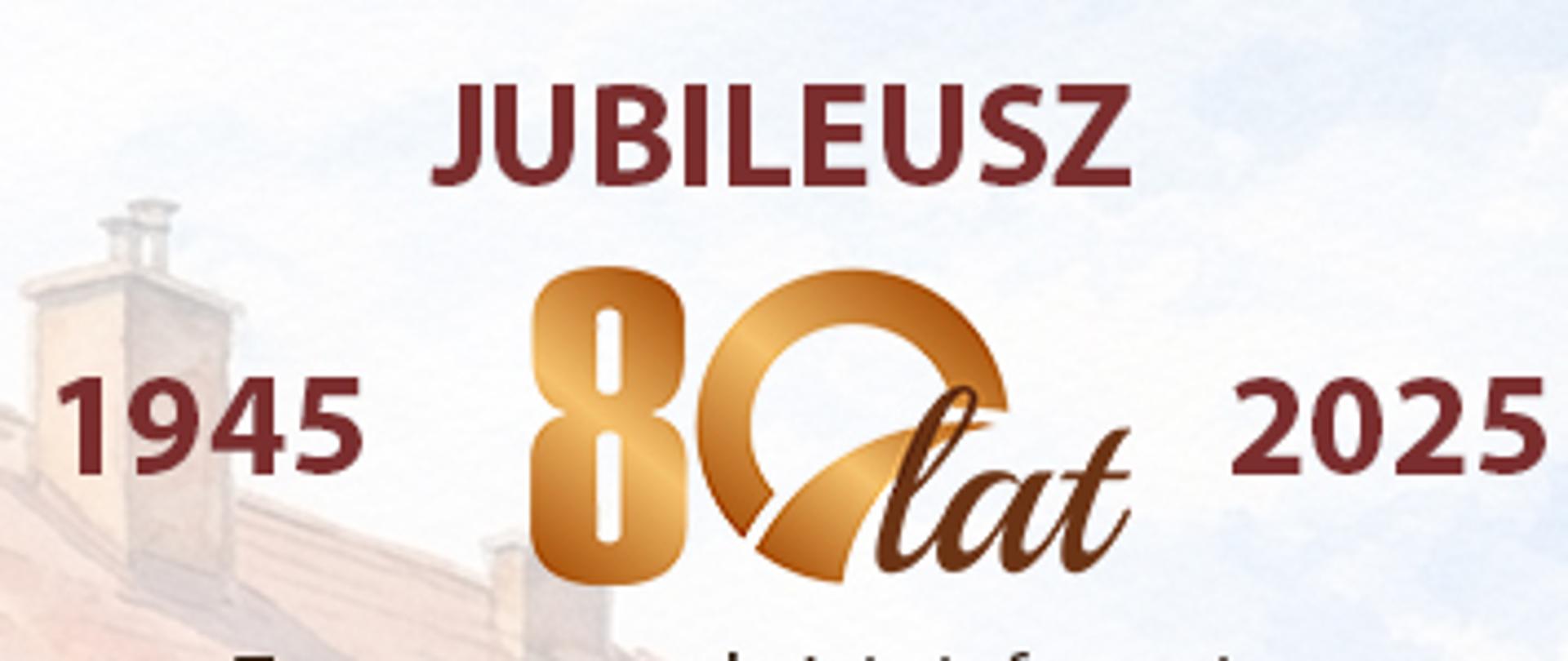 w tle duży budynek przykryty pomarańczowym dachem na pierwszym planie zaproszenie na jubileusz 80 lecia istnienia Zespołu Szkół Technicznych w Łańcucie 
