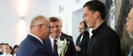 Moment wręczenia nagród i pucharów sportowcom