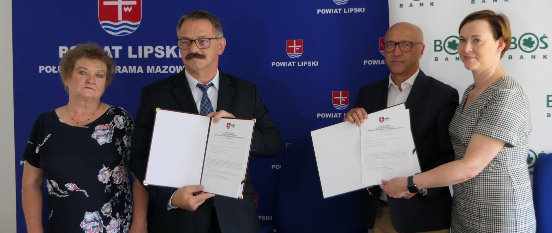 Przedstawiciele Starostwa Powiatowego w Lipsku i Banku Ochrony Środowiska pokazują podpisane umowy.