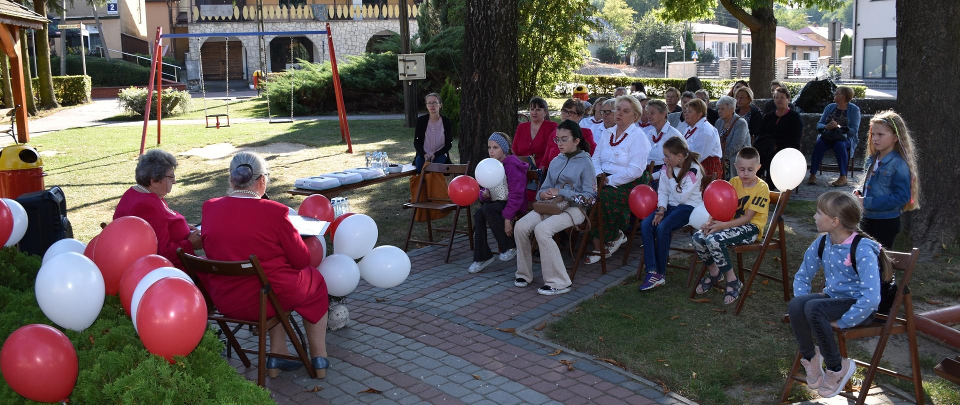 Zdjęcie przedstawia uczestników akcji Narodowe Czytanie 2022