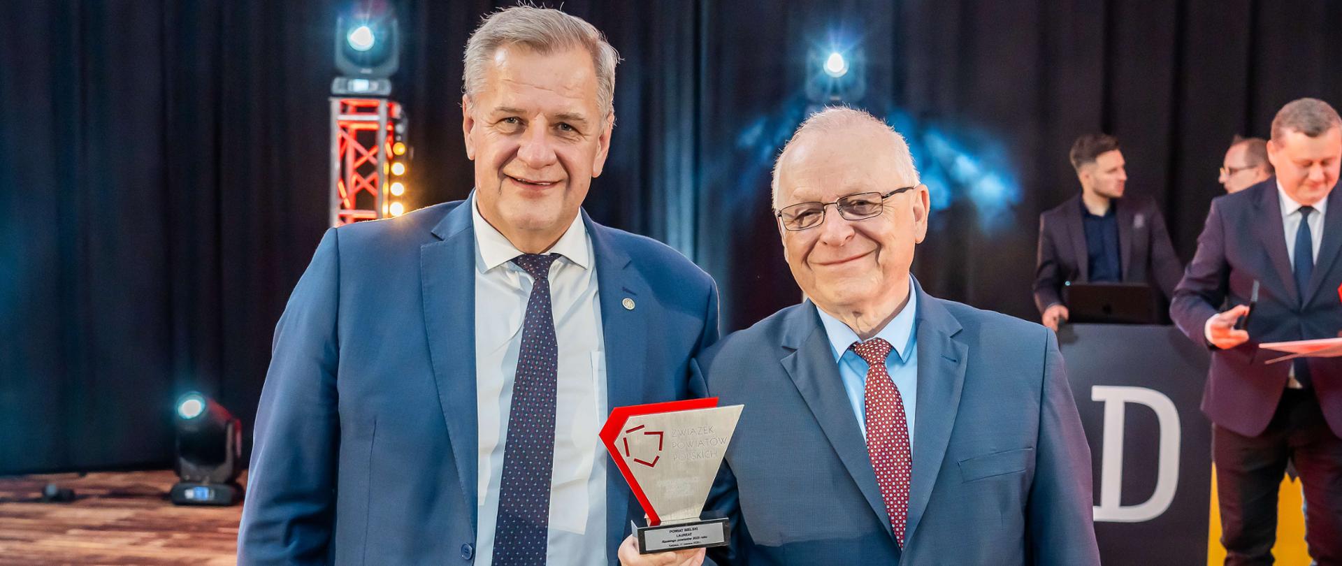 Starosta bielski Sławomir Jerzy Snarski z rąk prezesa ZPP Andrzeja Płonki odebrał nagrodę za zajęcie 7. miejsca w ogólnopolskim rankingu powiatów za 2025 rok