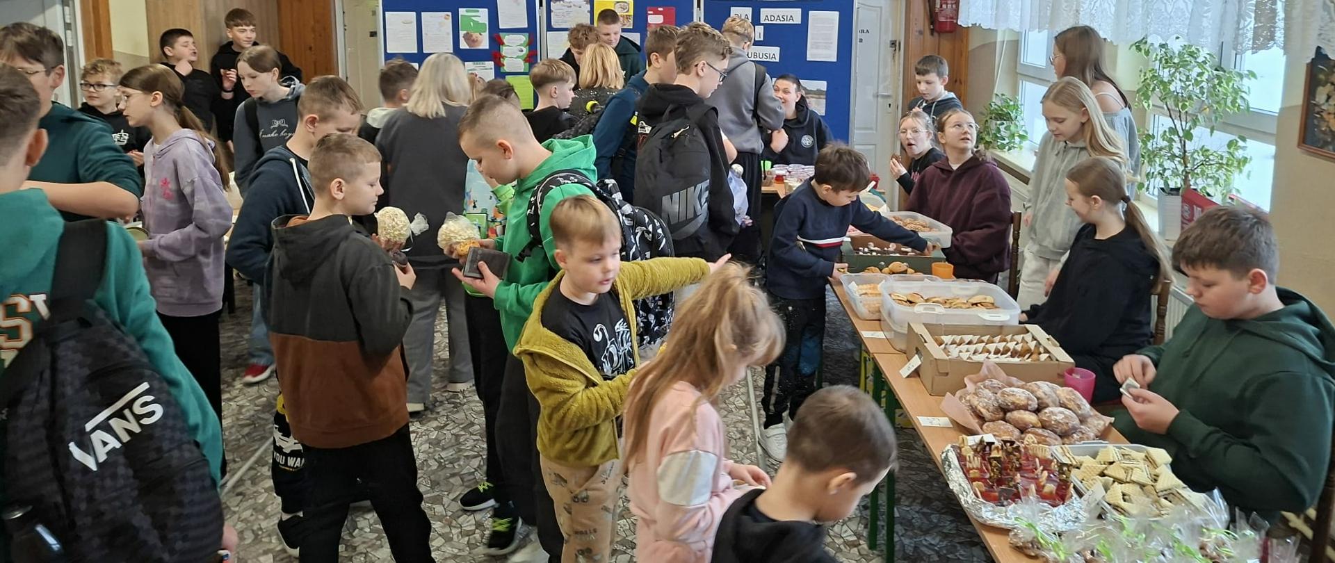 Kiermasz charytatywny w Szkole Podstawowej im. Jana Pawła II w Żarnowie - wsparcie Fundacji Się Pomaga dla Kubusia i Adasia
