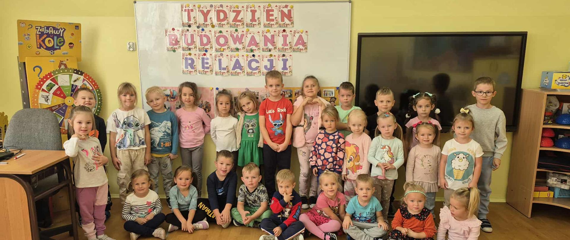 Pamiątkowe zdjęcie wszystkich przedszkolaków biorących udział w Tygodniu Budowania Relacji