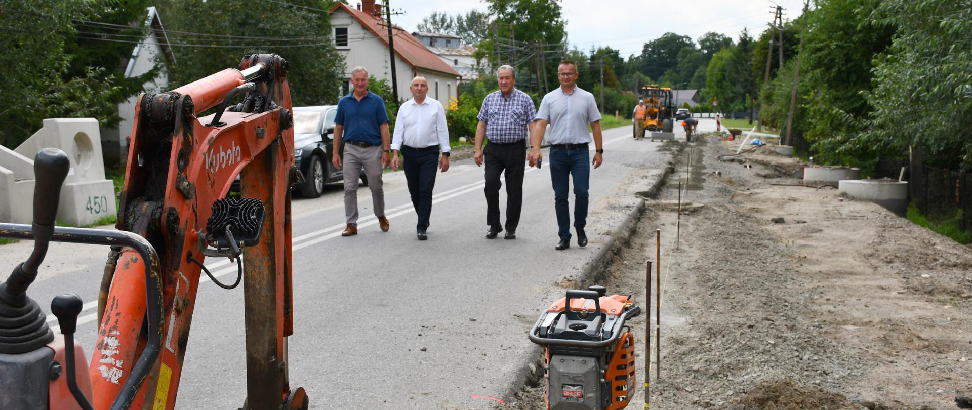 Przedstawiciele samorządu powiatowego podczas wizytacji na terenie inwestycji w Bolesławiu