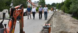 Przedstawiciele samorządu powiatowego podczas wizytacji na terenie inwestycji w Bolesławiu