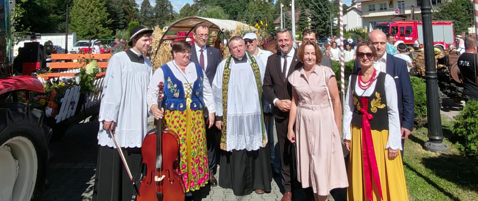 Grupa osób pozuje do wspólnego zdjęcia. 