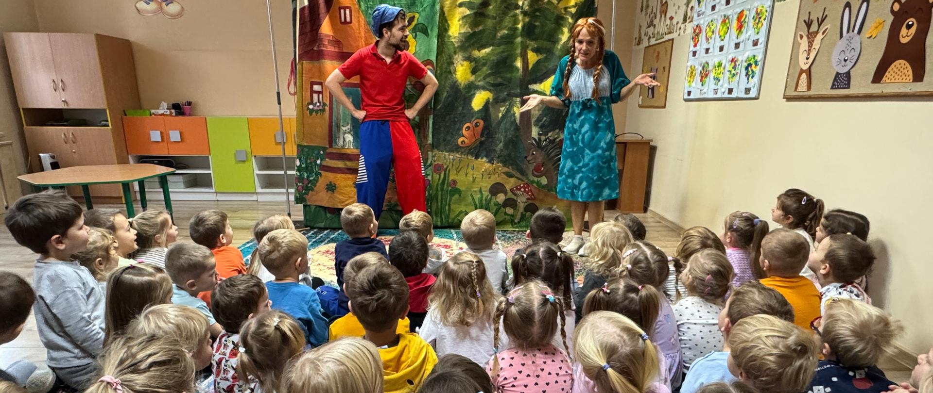 Dzieci oglądają teatrzyk "Łakocie dla Jasia i Małgosi"