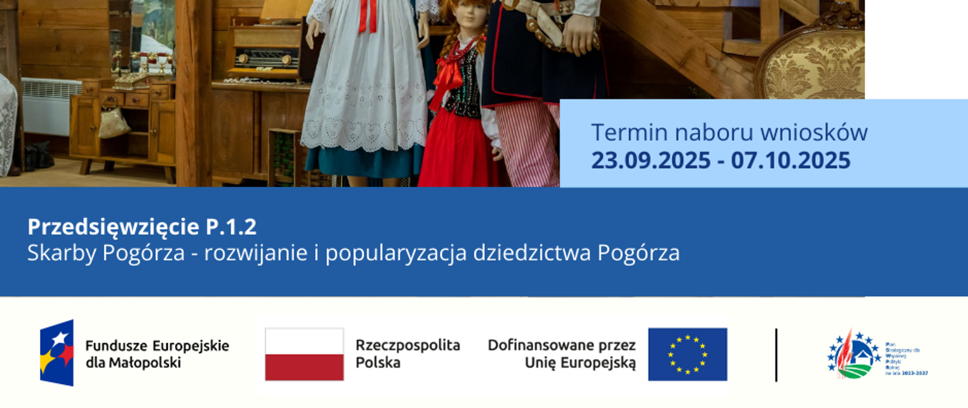 Plakat informacyjny dotyczący naboru wniosków w ramach Funduszy Europejskich dla Małopolski. Przedsięwzięcie P.1.2 „Skarby Pogórza – rozwijanie i popularyzacja dziedzictwa Pogórza”. Termin naboru: od 23 września do 7 października 2025 roku. Na zdjęciu widoczne są manekiny ubrane w tradycyjne stroje ludowe Pogórza, stojące w drewnianym wnętrzu. Na dole plakatu znajdują się logotypy: Fundusze Europejskie dla Małopolski, Rzeczpospolita Polska, Unia Europejska.
