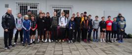 Wspólne zdjęcie uczestników z rocznika 2011-2012 oraz organizatorów biegów.