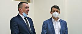 Na zdjęciu Wicestarosta Kraśnicki Paweł Kudrel i Przewodniczący Rady Powiatu w Kraśniku Jacek Dubiel składają życzenia z okazji Światowego Dnia Chorego. Po prawej stronie w zielonych torebkach z logiem powiatu znajdują się upominki dla chorych Szpitala Powiatowego w Kraśniku. 