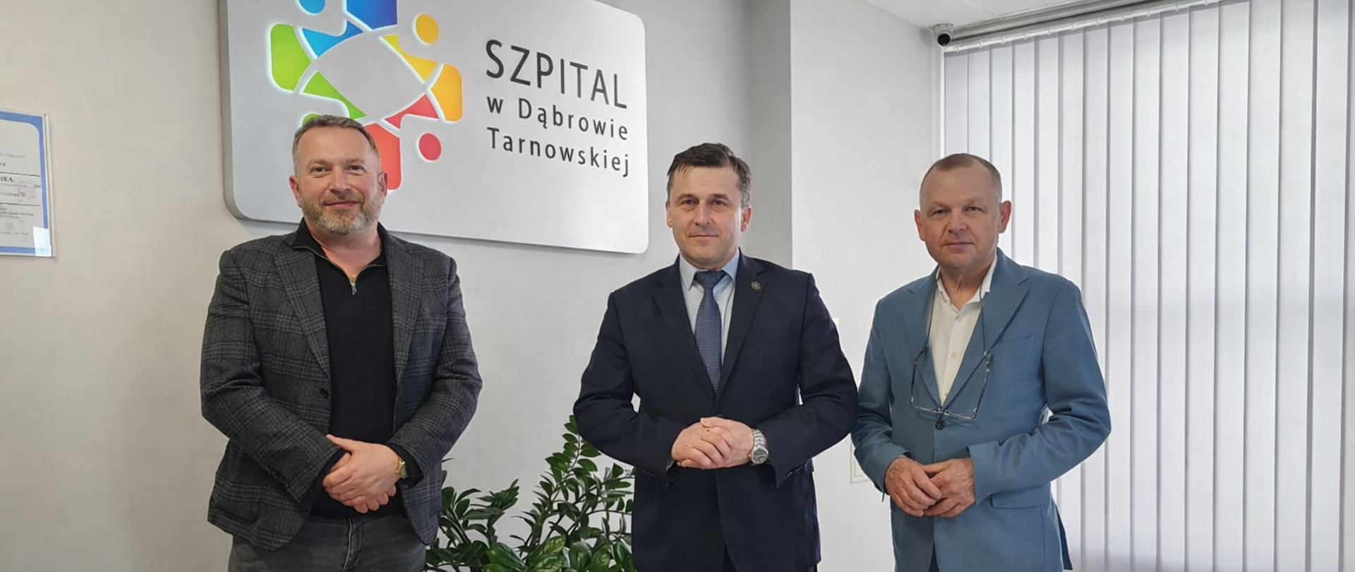Na zdjęciu Wiceprzewodniczący Sejmiku Województwa Małopolskiego, Starosta Dąbrowski i Dyrektor ZOZ 