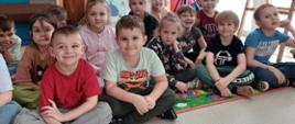 Dzieci pozują do zdjęcia
