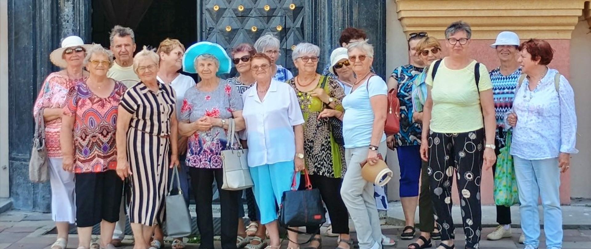 seniorzy podczas wycieczki do Krasnegostawu oraz boskich ogrodów
