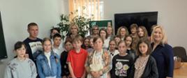 Uczestnicy konkursu pozują do zdjęcia wraz z przedstawicielami organizatora