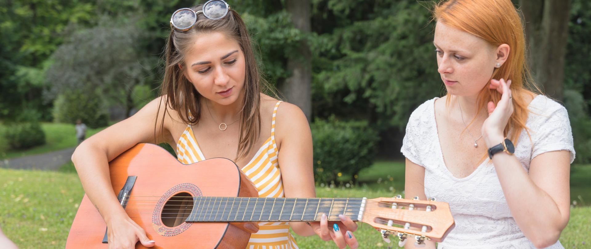 Dziewczyny grające na gitarze.