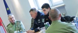 Posiedzenie Powiatowego Zespołu Zarządzania Kryzysowego - uczestnicy w trakcie posiedzenia
