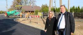 Wicestarosta Joanna Kojło i Dyrektor Zarządu Dróg Powiatowych doglądają postępu prac