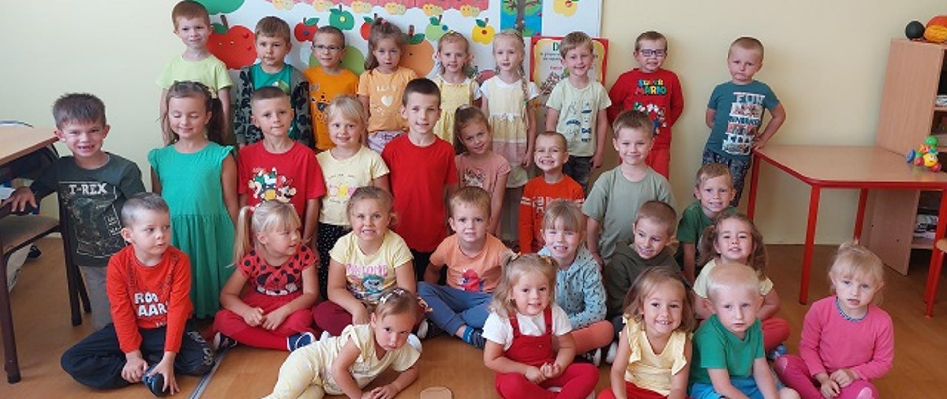 Zdjęcie przedszkolaków biorących udział w obchodach Światowego Dnia Jabłka.