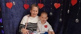 Przedszkolaki pozują do zdjęcia ze swoimi bliskimi, zaproszonymi na uroczystość