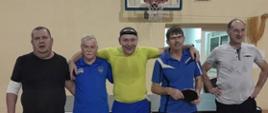 Uczestnicy drużyn Ciechanowiec - Biała Podlaska pozują do wspólnego zdjęcia