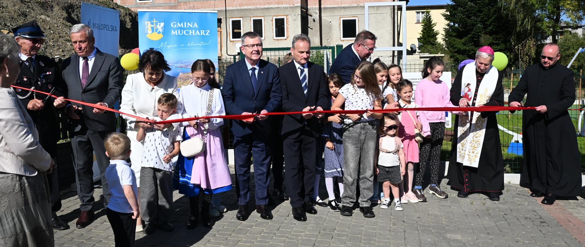 Uroczysta niedziela w Kozińcu. Otwarcie nowego placu zabaw i poświęcenie nowej wieży na kaplicy