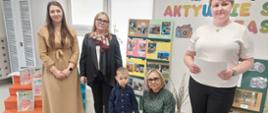 Nagrodzone dzieci - uczestnicy konkursu pozują do zdjęcia wraz Dyrekcją i nauczycielami