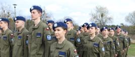 Uczniowie Oddziału Przygotowania Wojskowego stoją w szeregu