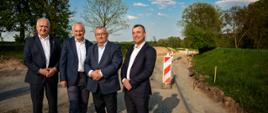 grupa mężczyzn na drodze