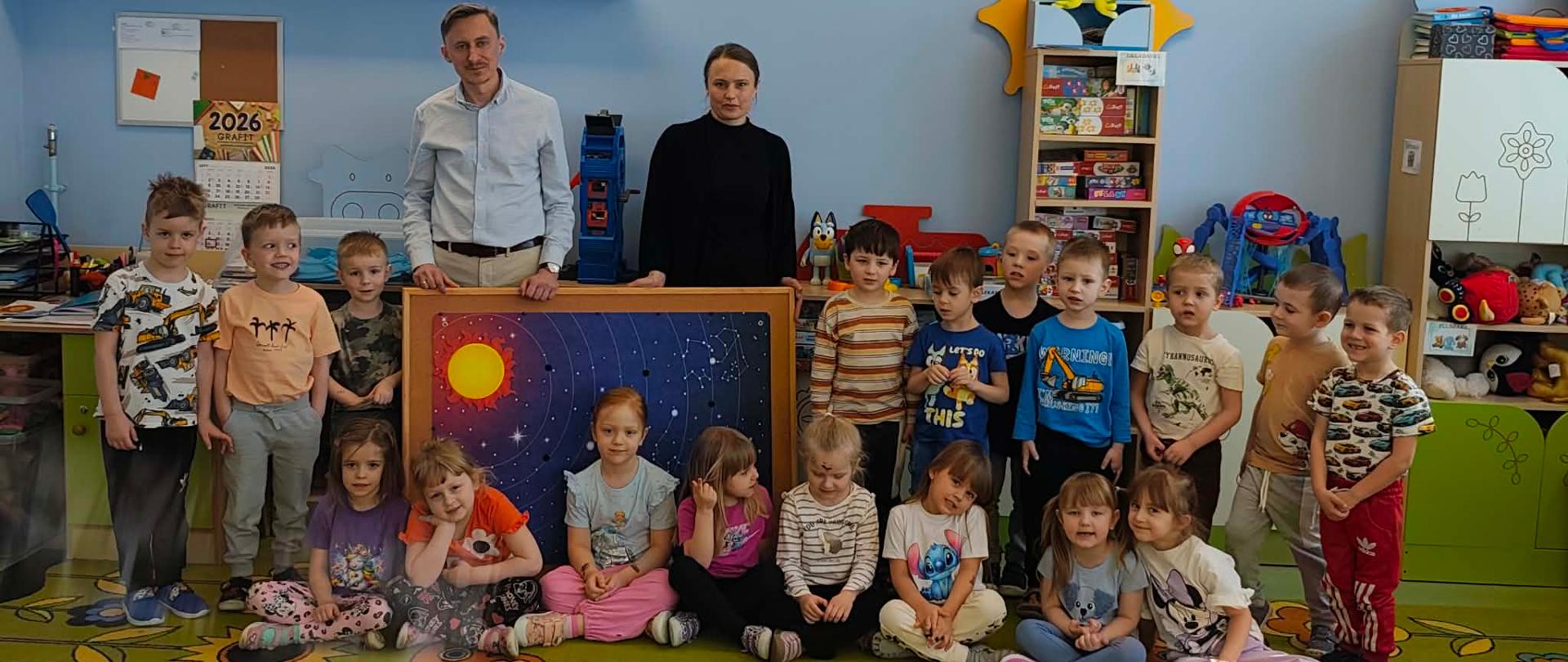 4-latki z pracownikami biblioteki