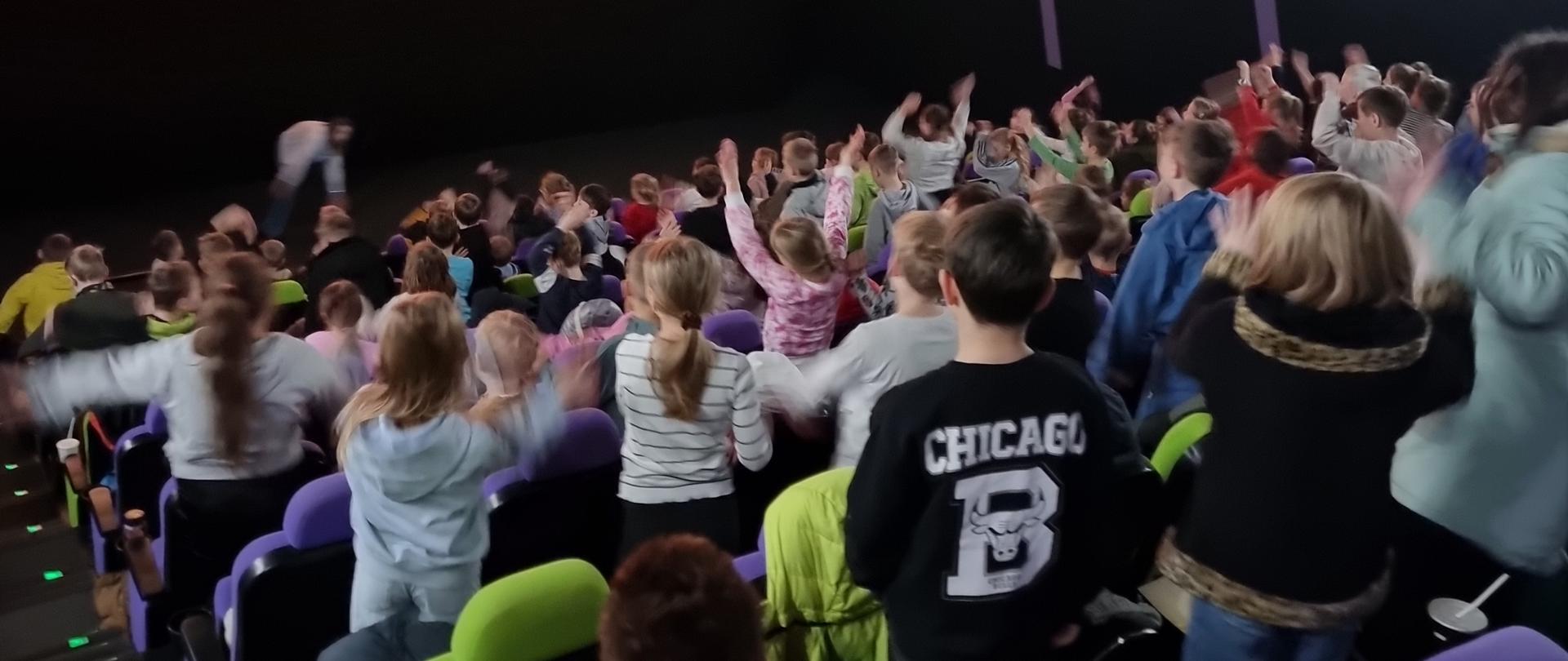 Uczniowie oglądają film w kinie