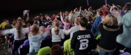 Uczniowie oglądają film w kinie