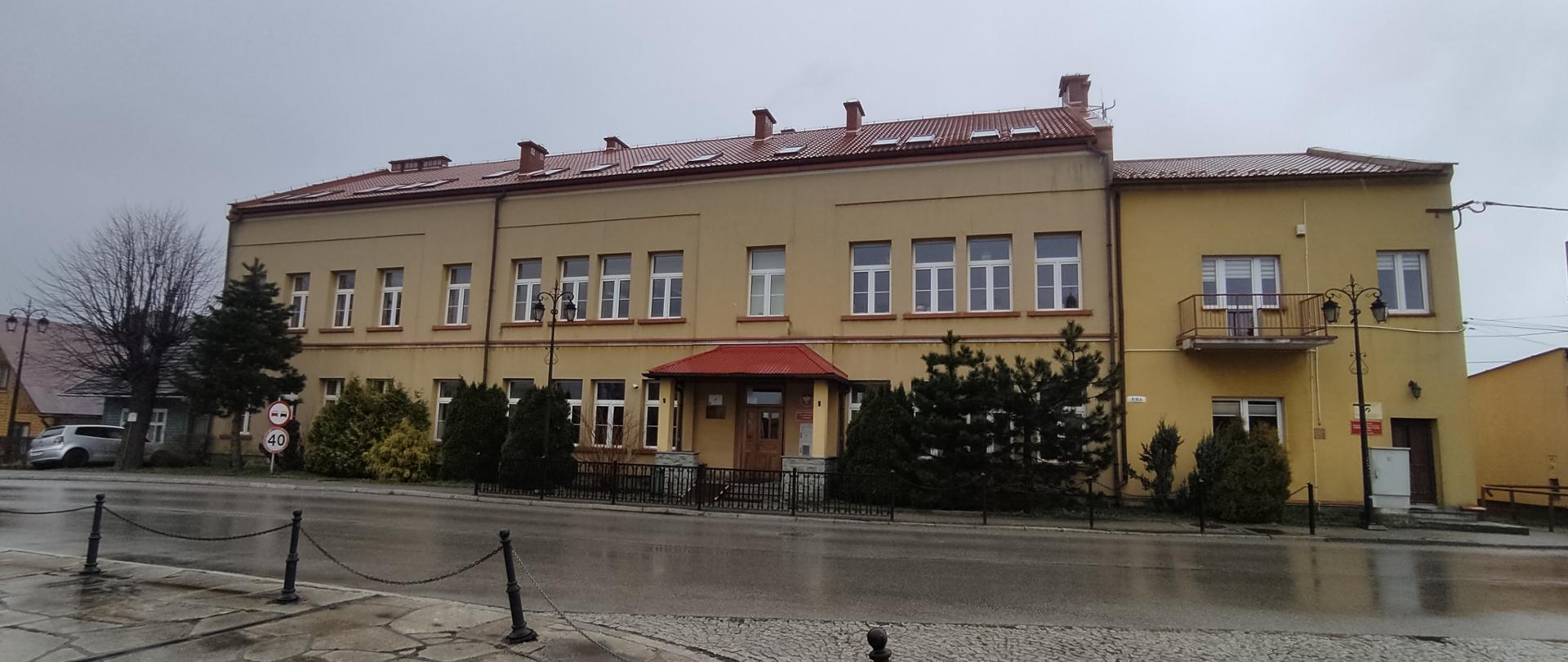 Widok na budynek Szkoły podstawowej w rynku w Tymbarku