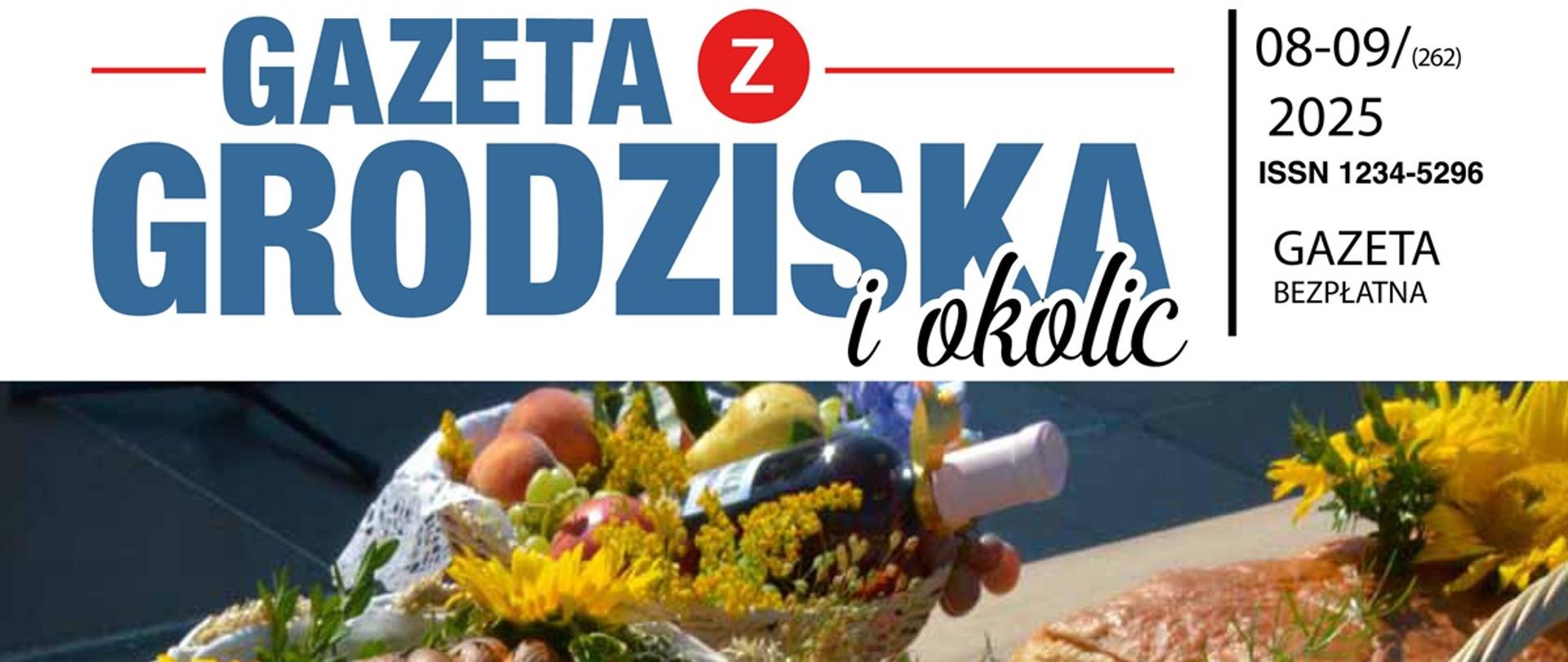 zdjęcie przedstawia chleby i owoce w koszykach ustawione na stole 