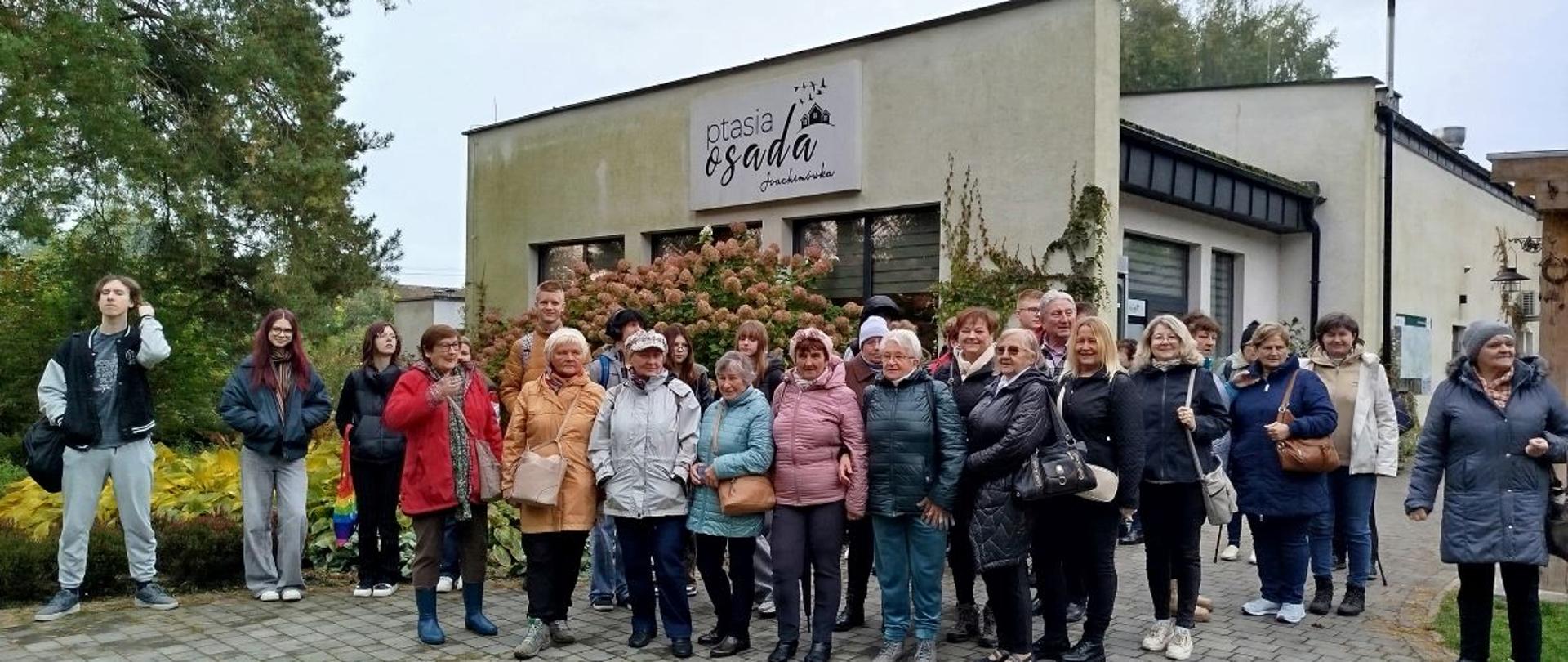 grupa ludzi w różnym wieku