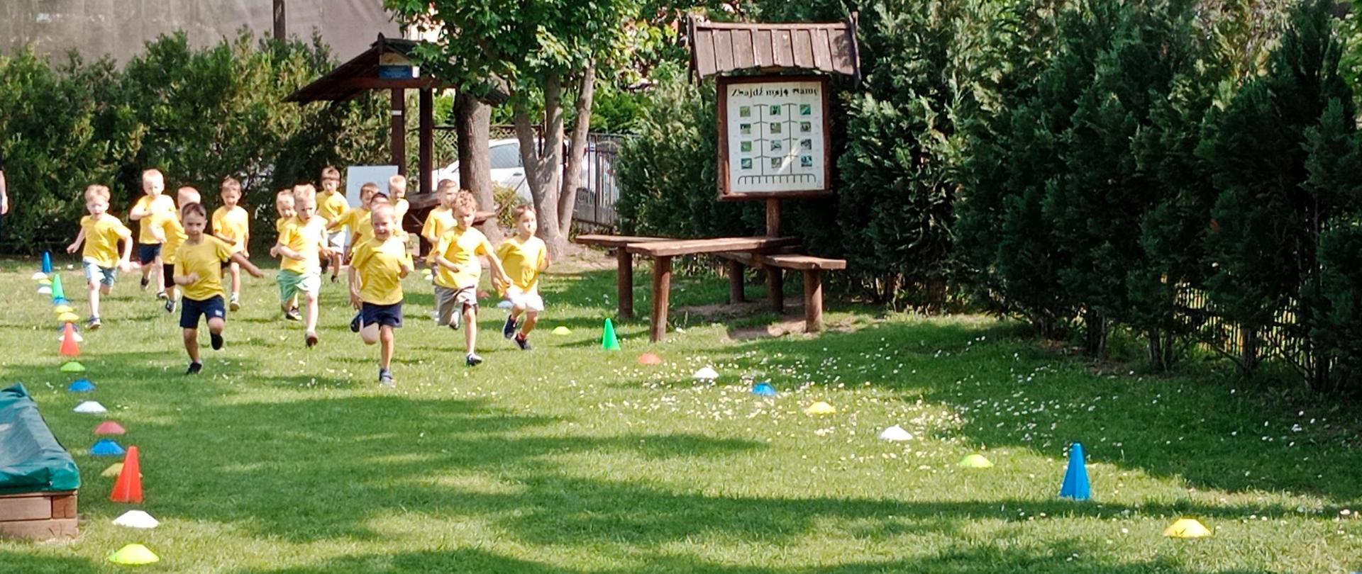 dzieci podczas biegu
