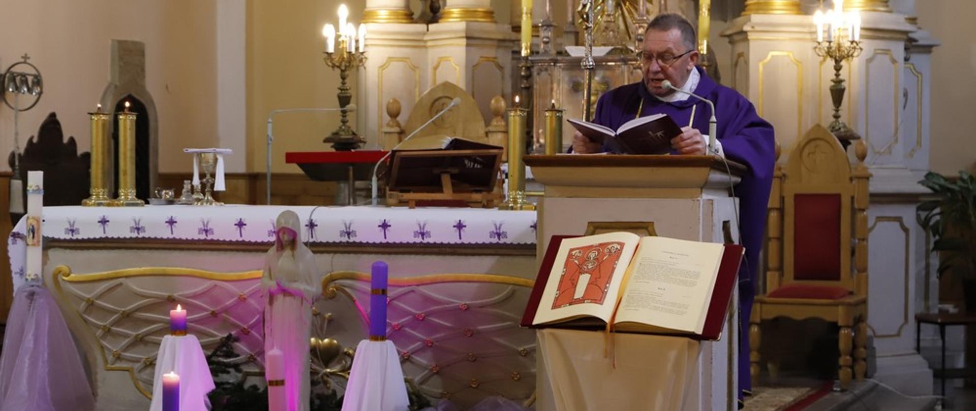 Ks. dziekan Andrzej Zapart podczas sprawowania mszy św.