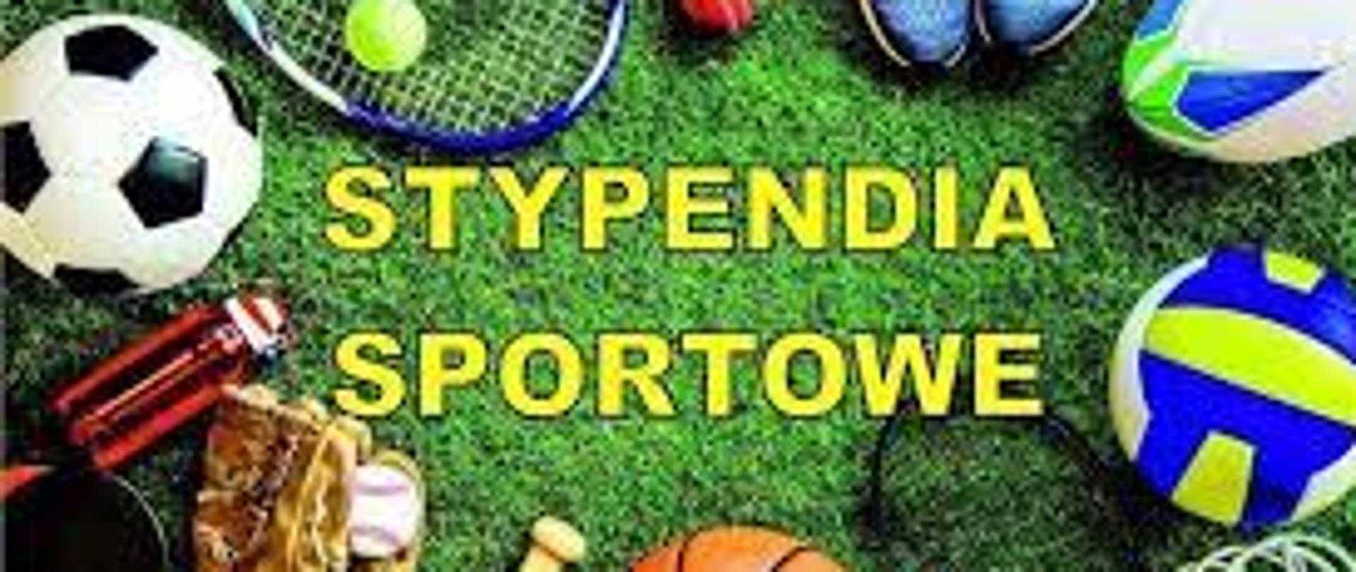 Na tle murawy widać napis stypendia sportowe otoczony artykułami sportowymi z różnych dziedzin sportu