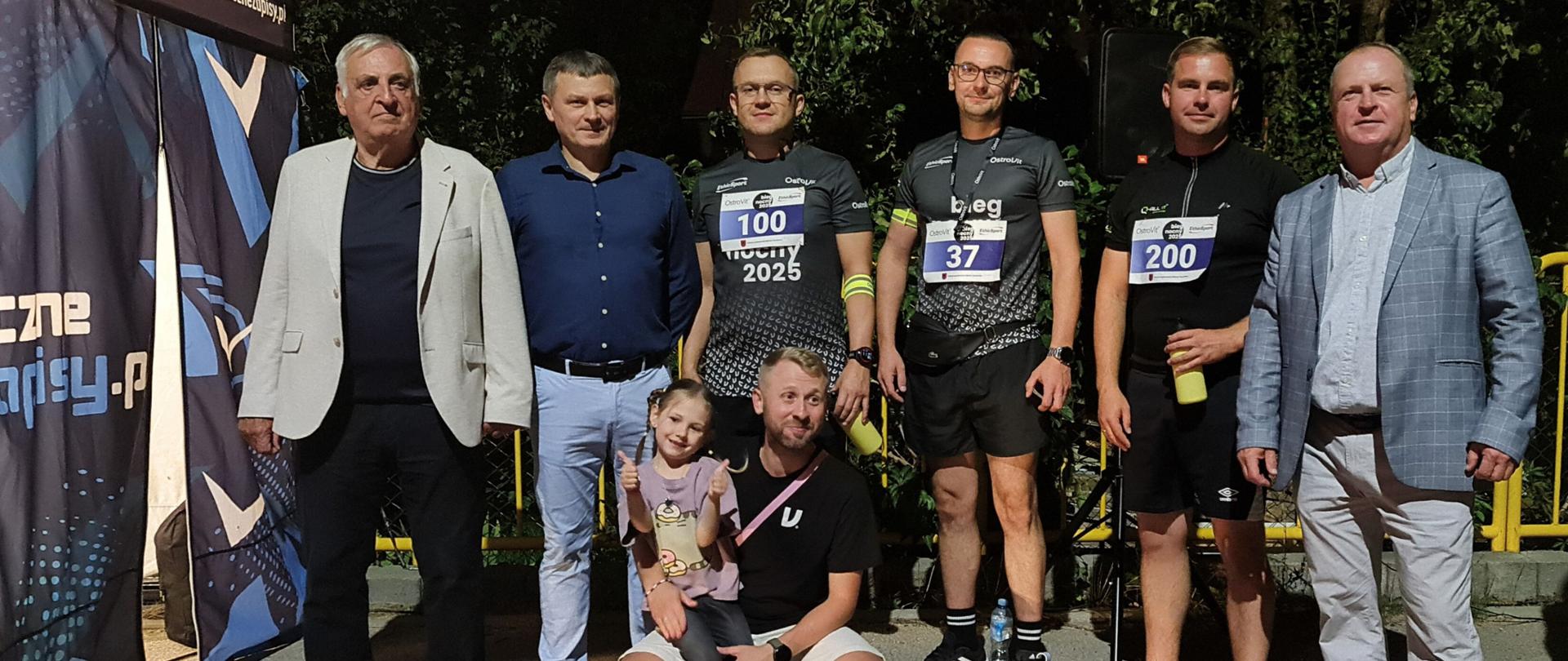 grupowe zdjęcie z uczestnikami i organizatorami Charytatywnego Biegu Nocnego OstroVit – Zambrów