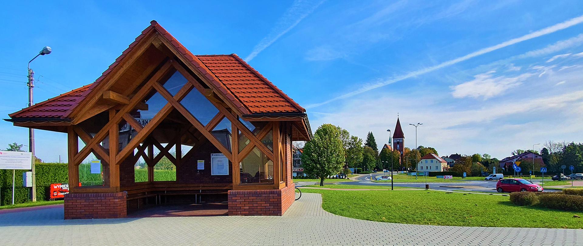 Na zdjęciu przystanek autobusowy w centrum Kobióra, w tle rondo i kościół parafialny