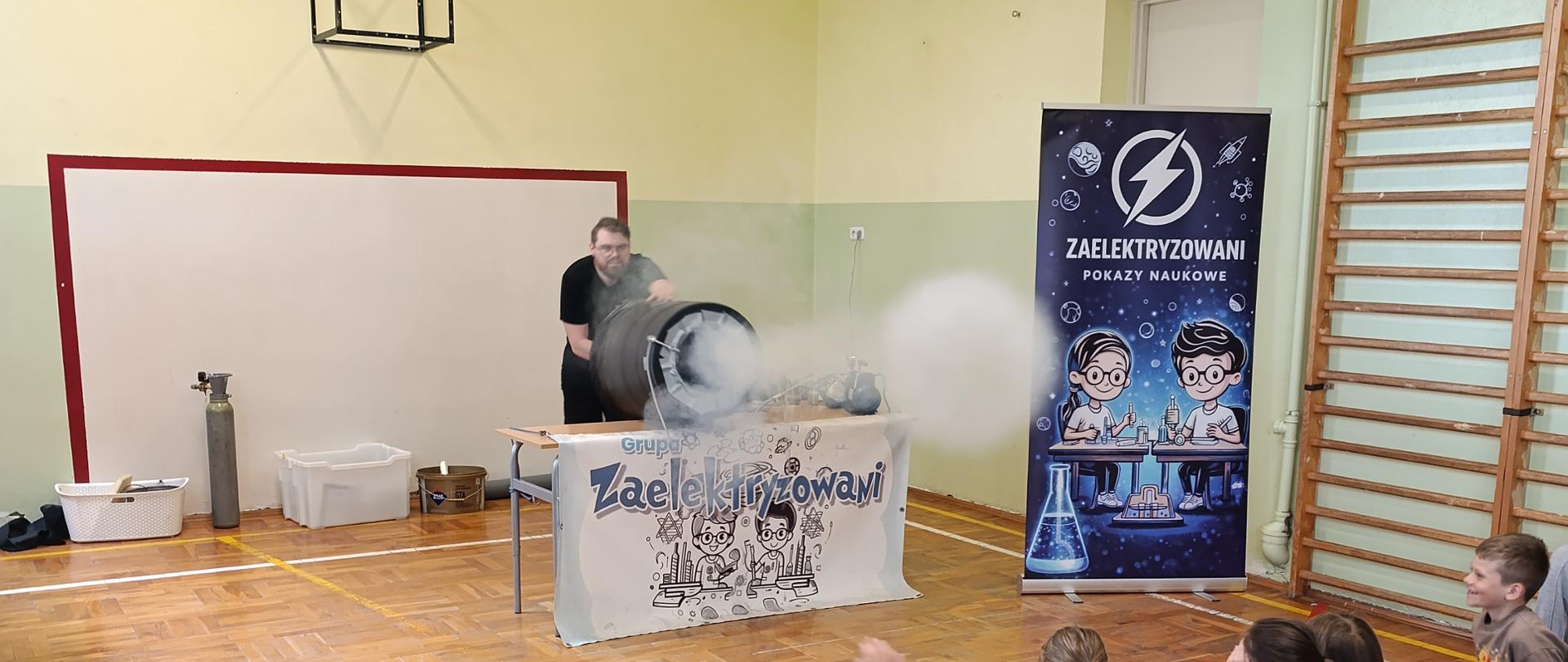 Pokazy chemiczno-fizyczne grupy „Zaelektryzowani”