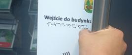 Tabliczki na drzwiach w budynku Centrum