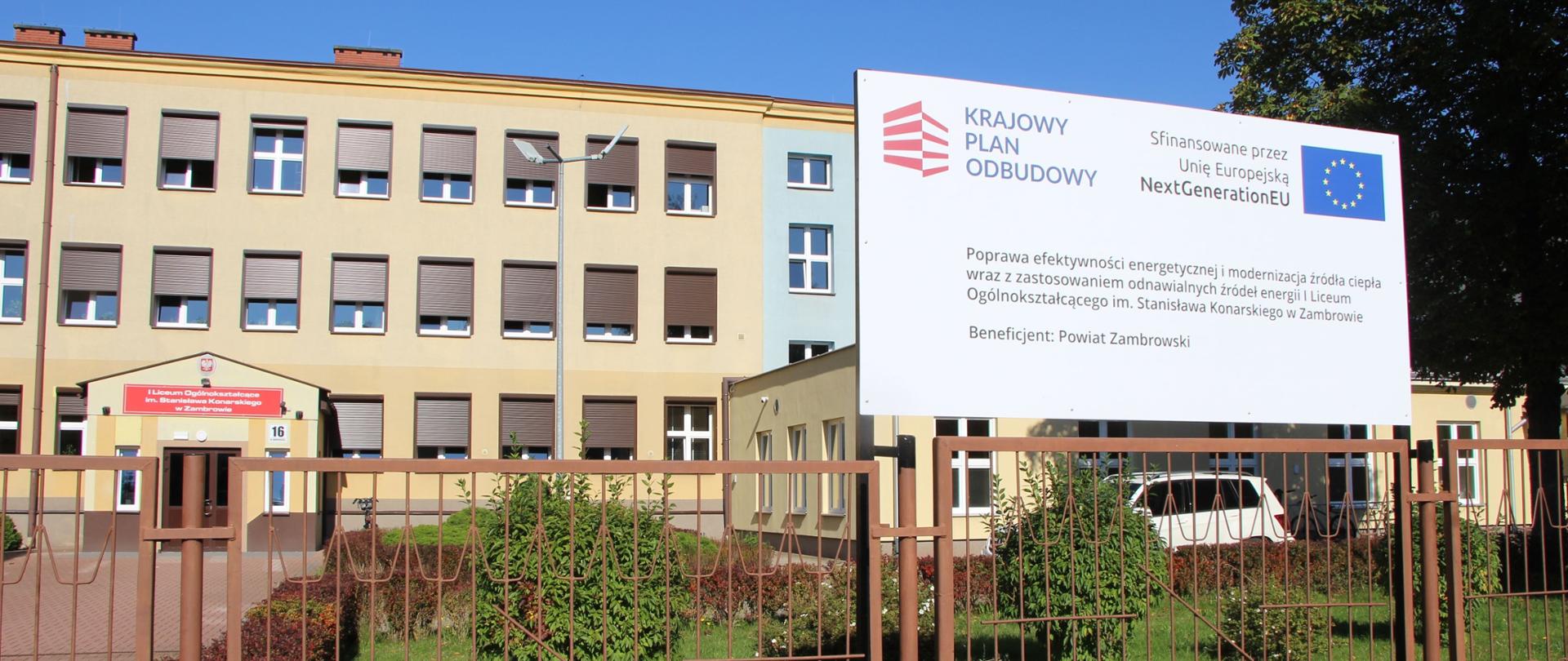 Na zdjęciu przedstawiono budynek szkoły wraz z banerem