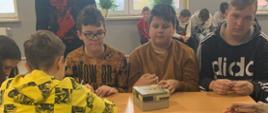chłopcy rozwiązują zagadki matematyczne