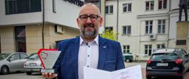 Na zdjęciu Starosta Przasnyski Krzysztof Bieńkowski trzyma w dłoniach pamiątkowe trofeum oraz dyplom za zajęcie przez Powiat Przasnyski czwartego miejsca w rankingu Związku Powiatów Polskich,
