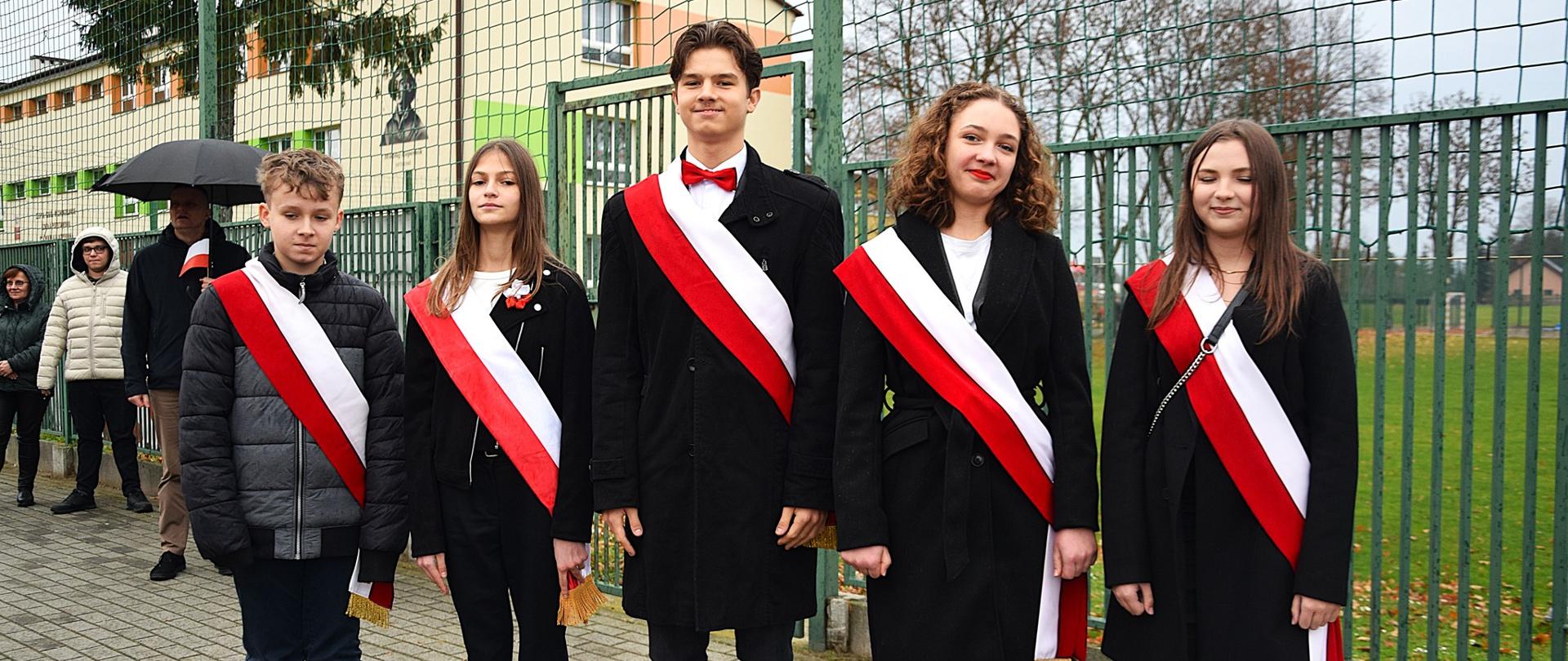 Poczet Sztandarowy Szkoły podczas Gminnych Obchodów 107. Rocznicy Odzyskania przez Polskę Niepodległości