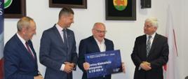 Poszczególni samorządowcy z terenu Powiatu Hajnowskiego odbierają promesy