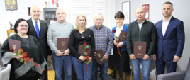 grupowe zdjęcie starostów z pracownikiem starostwa