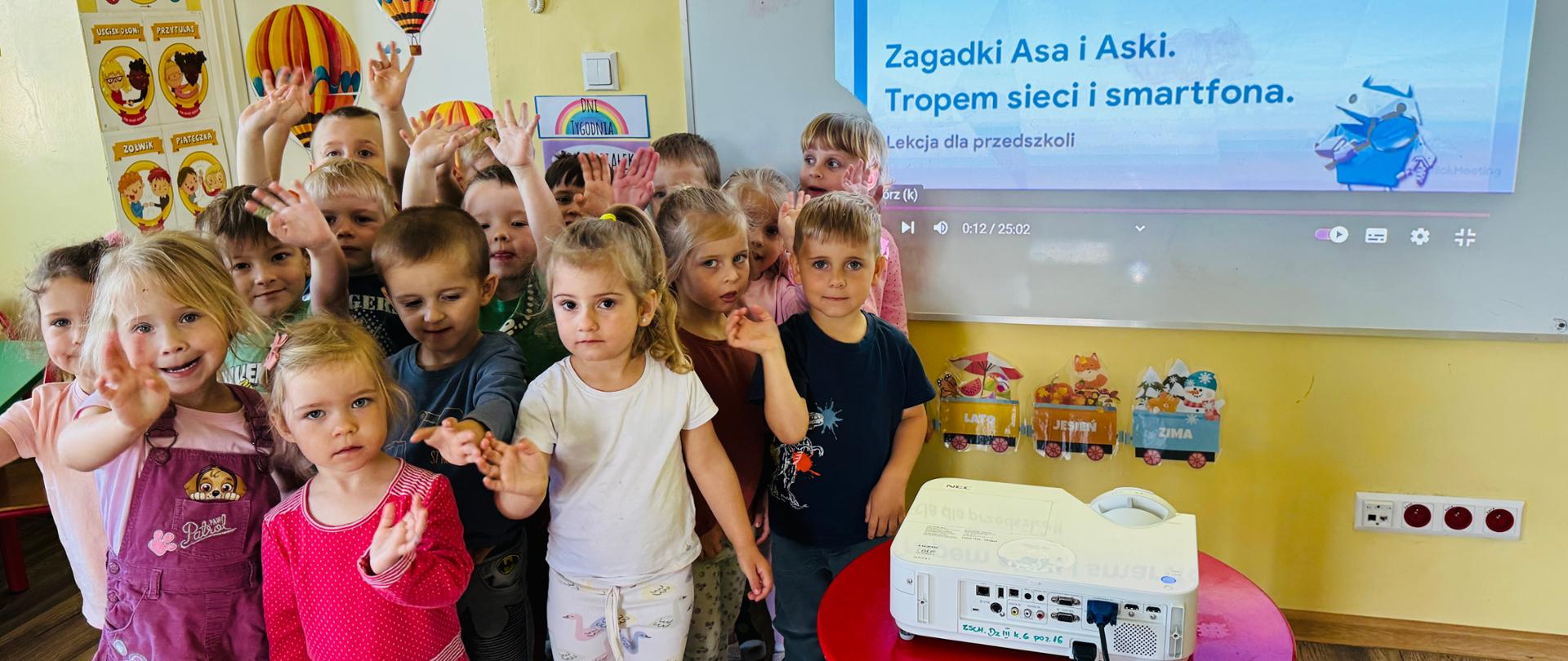 Dzieci podczas interaktywnych zajęć edukacyjnych „Zagadki Asa i Aski. Tropem sieci i smartfona”