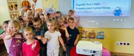 Dzieci podczas interaktywnych zajęć edukacyjnych „Zagadki Asa i Aski. Tropem sieci i smartfona”