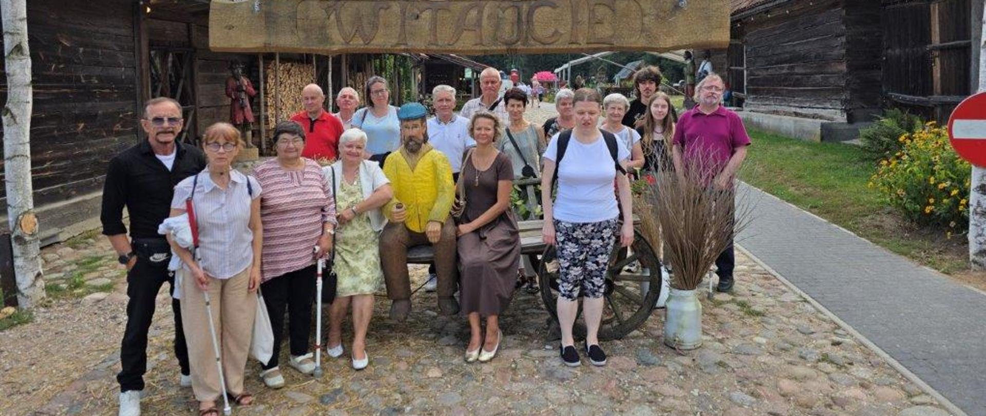 Uczestnicy pozują do zdjęcia